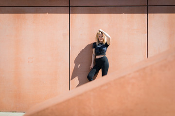 Wall Mural - Junge Frau im Sportoutfit in der Stadt