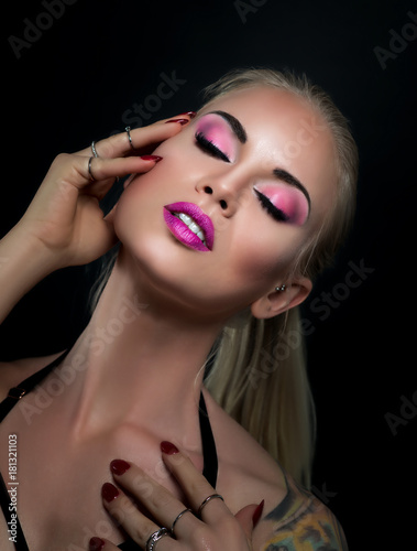 Rosa Make Up Gesicht Nahaufnahme Beauty Kaufen Sie Dieses Foto Und Finden Sie Ahnliche Bilder Auf Adobe Stock Adobe Stock