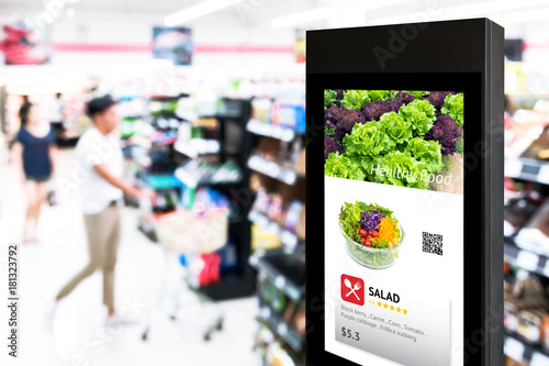 Fotografía Intelligent Digital Signage , Augmented reality marketing and face recognition concept