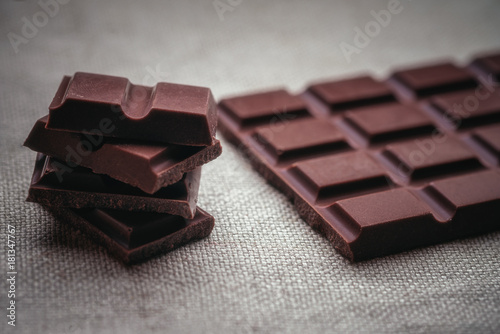 Zdjęcie XXL Ciemna czekolada i tło tekstura stara juta