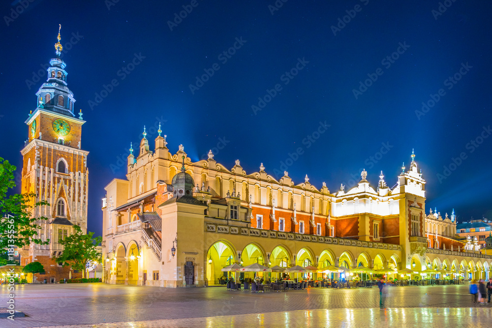 Night view of the rynek glowny main square with the town hall and sukiennice marketplace in the polish city Cracow/Krakow. - obrazy, fototapety, plakaty 