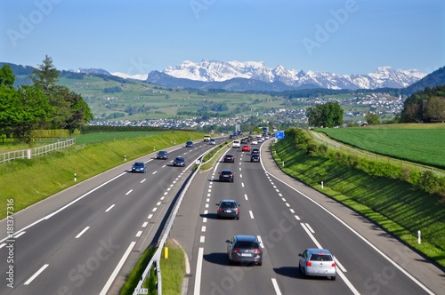Fotografía Autobahn A3 von Zürich nach Chur - mit fahrenden Autos - im Hintergrund Schweize