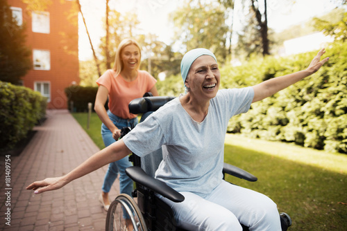Fotomural A woman with cancer is sitting in a wheelchair