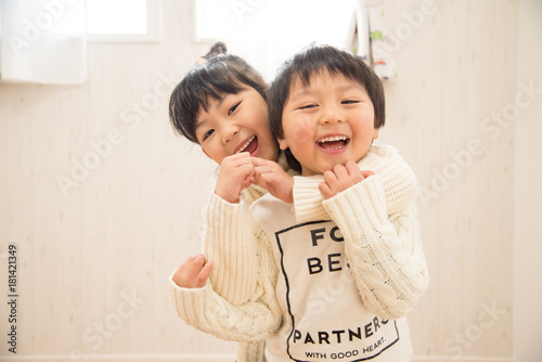 仲良しな男の子と女の子 Stock 写真 Adobe Stock 仲良しな男の子と女の子 Stock 写真 Adobe Stock