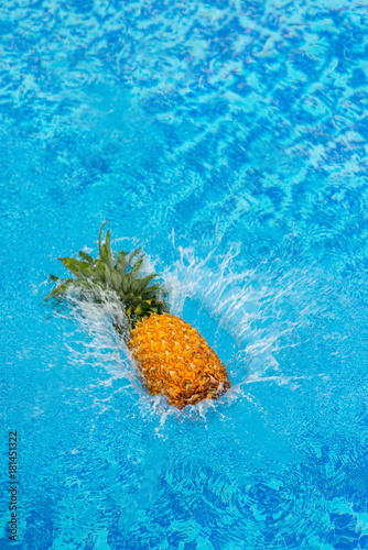 Plakat ananas wchodzący w wodę