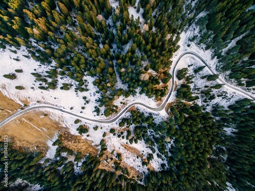 widok-z-lotu-ptaka-sniezny-las-z-droga-schwytany-z-gory-z-dronem