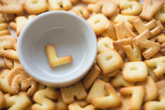 Alphabet biscuit in ceramic cups letters L