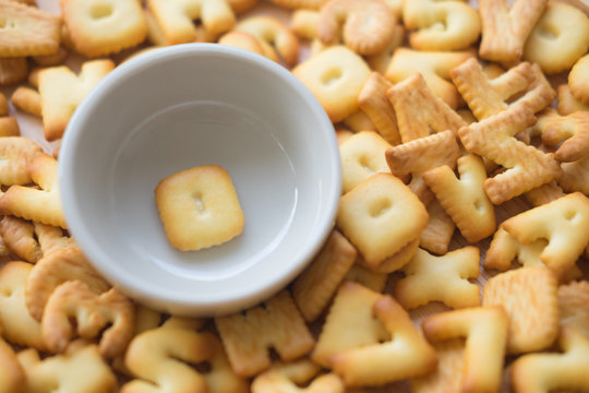 Alphabet biscuit in ceramic cups letters O