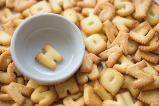 Alphabet biscuit in ceramic cups letters W