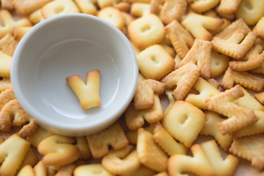 Alphabet biscuit in ceramic cups letters Y