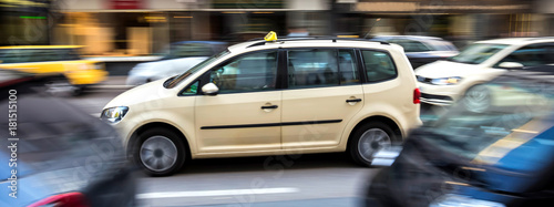 Fotomural german taxi cab speeding in the city