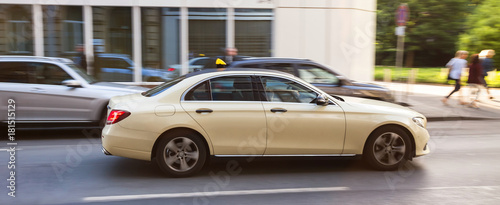 Cuadros en Lienzo german taxi cab speeding in the city