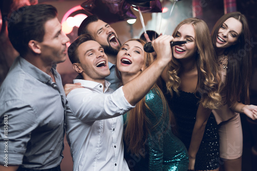 Cuadros en Lienzo Young people in the club dance and sing