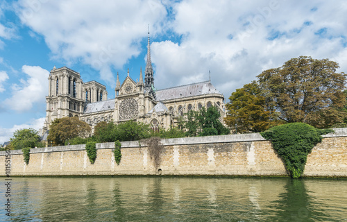 Plakat Katedra Notre Dame de Paris, najpiękniejsza katedra Paryża, widok z Sekwany we Francji.