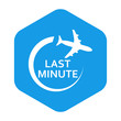 © teracreonte - Icono plano LAST MINUTE avion girando en hexagono azul