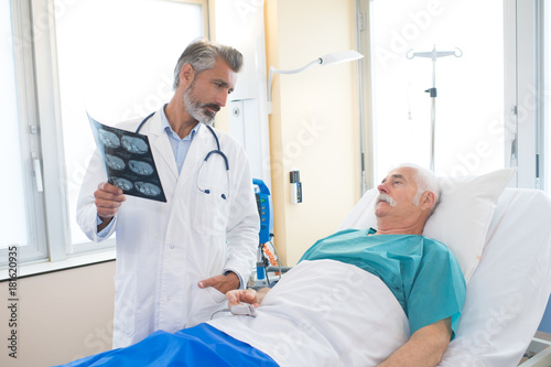 Zdjęcie XXL lekarz rozmawia z pacjentem