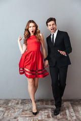 Poster - Full length portrait of a cheerful attractive couple