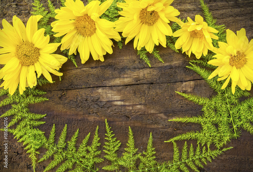 fondo de madera con flores amarillas