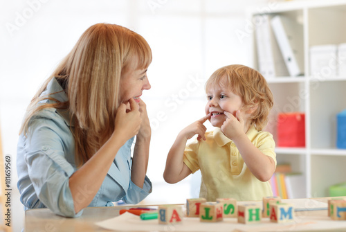 Cuadros en Lienzo Cute kid little boy at speech therapist office