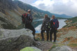 Troje młodych turystów na szlaku górskim podziwiający widoki