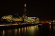 Nocnywidok na city of london i rzekę Tamizę, długie naświetlanie