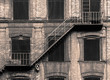 Stara fabryka i schody przeciwpożarowe, w stylu retro