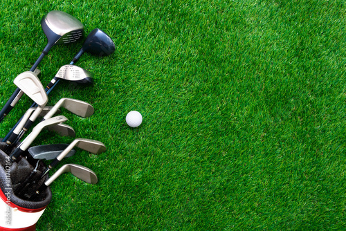 Fototapety Golf  pilka-golfowa-i-kij-golfowy-w-torbie-na-zielonej-trawie