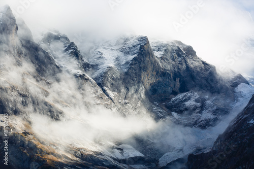Obrazy Alpy  piekny-osniezony-szczyt-gorski-w-szwajcarii