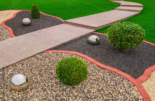 Ziergarten Vorgarten Mit Ziergranulat Edelstahlkugeln Und