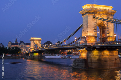 Zdjęcie XXL Budapest łańcuszkowy most przy zmierzchem