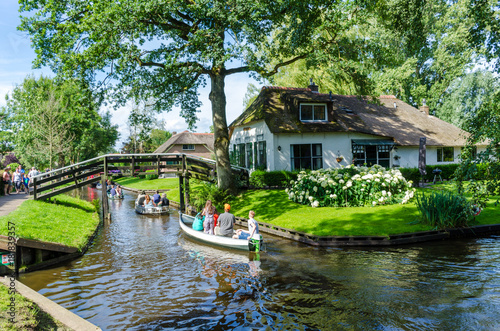Cuadros en Lienzo Giethoorn, Netherlands: View of famous Giethoorn village with canals and rustic thatched roof houses