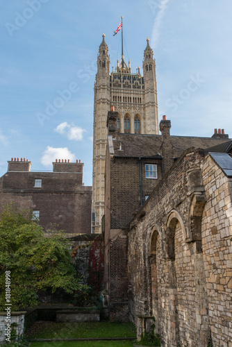Fotografie, Obraz Inner court of Westminster Abbey with the Victoria Tower in the background