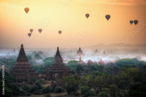 Fotografía Hot air balloon over plain of Bagan in misty morning, Mandalay, Myanmar