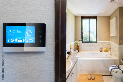 Zdjęcie XXL Inteligentny ekran z inteligentnym domem z nowoczesną łazienką