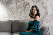 © Isabel - Elegante Frau auf Sofa