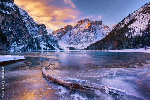 zimowy-wschod-z-kolorowych-cloudscape-nad-lago-di-braies-dolomity-wlochy