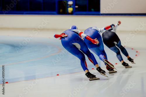 Dekoracja na wymiar  powrot-trzy-kobiety-sportowcow-lyzwiarzy-szybkich-w-rozgrzewce