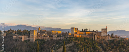 Plakat La Alhambra Castle Panorama z Sierra Mountains w odległości - Granada, Hiszpania
