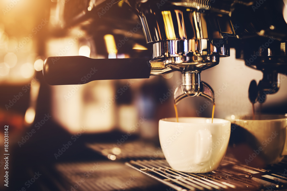 Obraz na płótnie Coffeemaker pouring coffee into a cup. w salonie