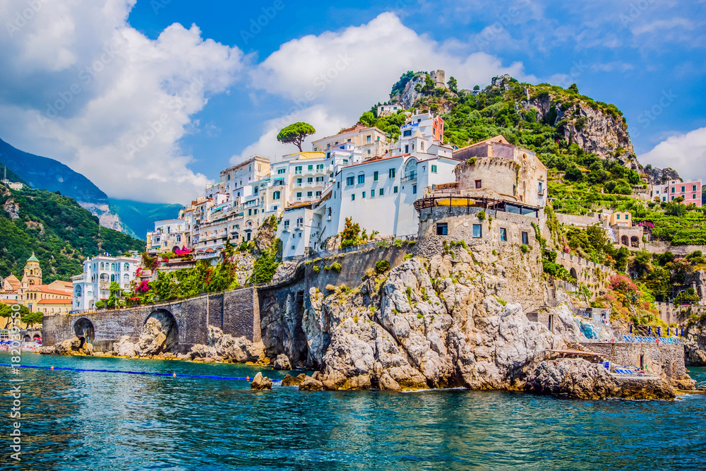 The small haven of Amalfi village with the tiny beach and colorful houses, located on the rock, Amalfi coast, Italy. - obrazy, fototapety, plakaty 