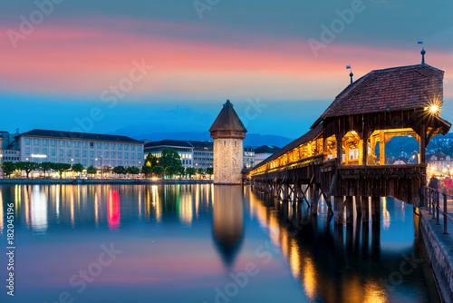 Fototapeta Lucerna. Wizerunek lucerna, Szwajcaria podczas mrocznej błękitnej godziny.