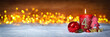 Vierter Advent schnee panorama Kerze mit Zahl dekoriert weihnachten Aventszeit holz hintergrund lichter bokeh / fourth sunday advent
