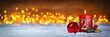 Zweiter Advent schnee panorama Kerze mit Zahl dekoriert weihnachten Aventszeit holz hintergrund lichter bokeh / second sunday advent