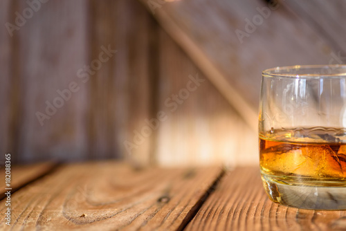 Fotografía single glass of bourbon on the rocks