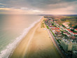 Vue aérienne de la côte belge - Knokke le Zoute, la mer du Nord, la plage, les immeubles.