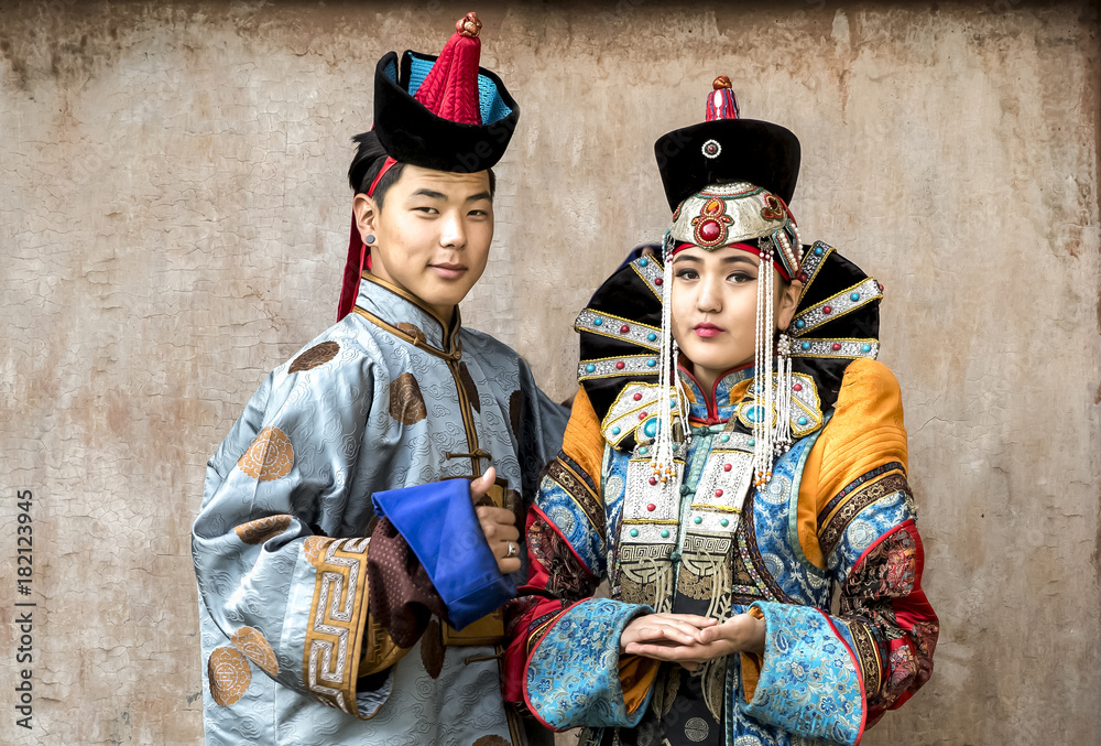 mongolian couple in traditional 13th century style outfits Stock Photo ...
