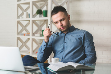 Canvas Print - White business man working on project