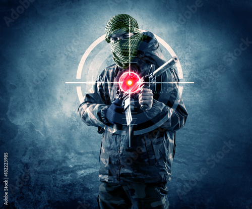 Plakat Zamaskowany terrorysta z pistoletem i celownikiem laserowym na swoim ciele