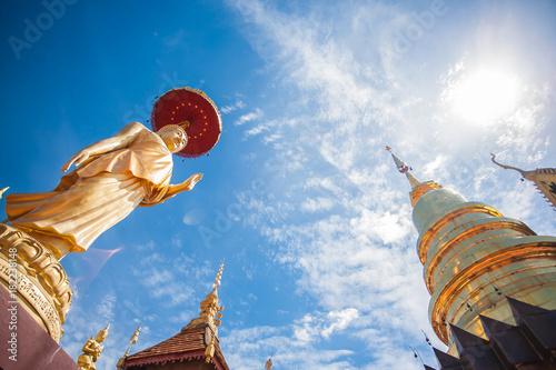 Plakat Piękna świątynia położona w północnej Tajlandii, przedstawiająca przełom i strukturę, które są zapierające dech w piersiach i wyjątkowe