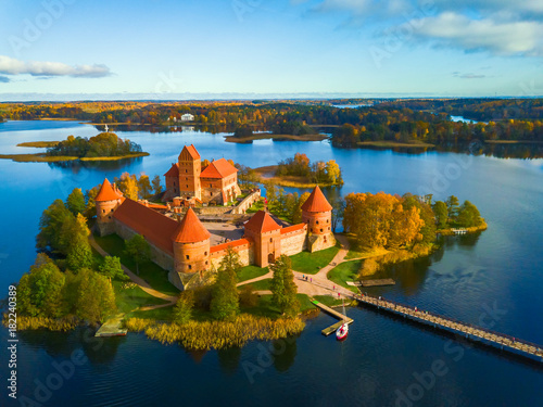 Foto  Beautiful drone landscape image of Trakai castle